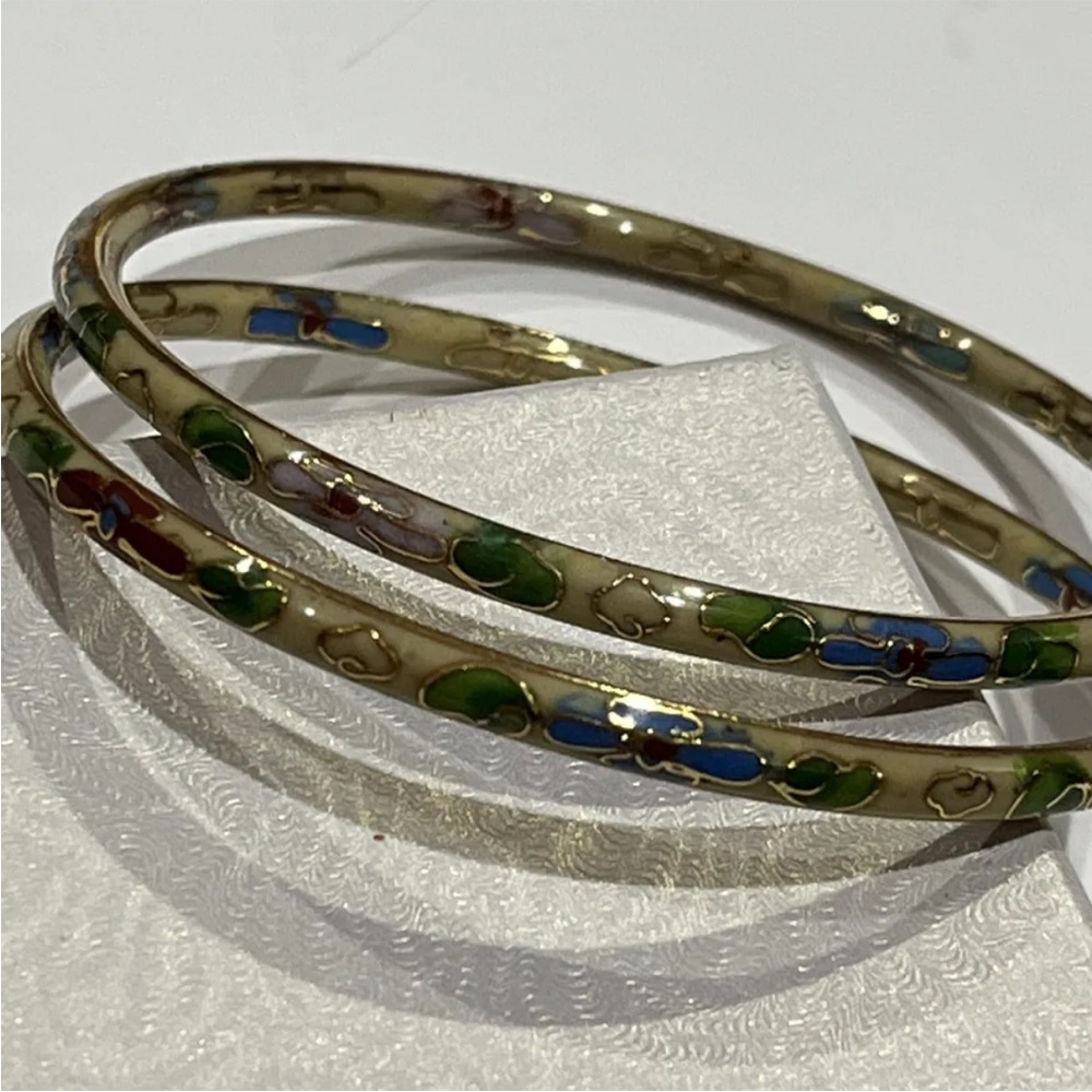 Vintage 2 Piece Beige Cloisonne
Bangle Bracelets Pink, Blue And Red flowers 7.8”